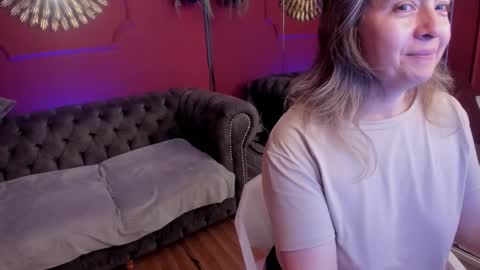 Snapshot of karlaa_evanss chatting on 11/23/25, 03:28 carla online show from 11/23/25, 03:28