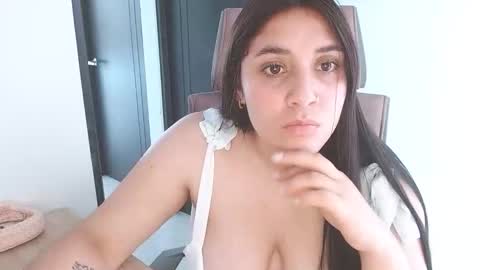 Snapshot of karlie_kloy chatting on 12/18/25, 05:41 kloy online show from 12/18/25, 05:41