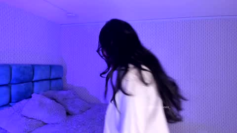 Snapshot of karoline_jones_ chatting on 02/01/25, 01:02 Karoline online show from 02/01/25, 01:02