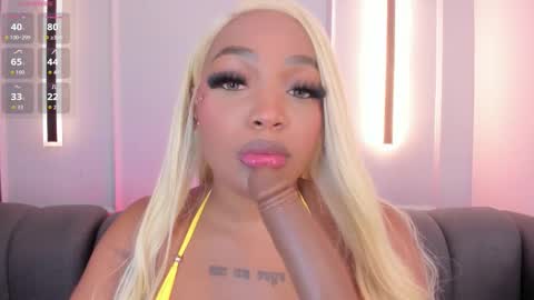 Snapshot of karolwhite_ chatting on 10/21/25, 04:35 Karol online show from 10/21/25, 04:35