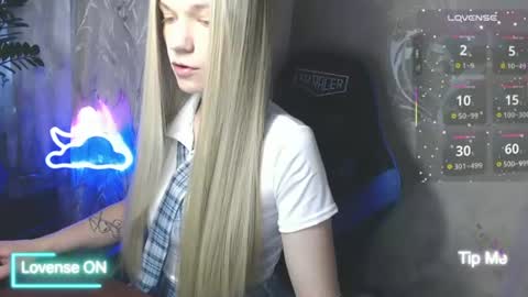 Snapshot of karolynafox chatting on 06/27/26, 08:30 Caroline Fox online show from 06/27/26, 08:30