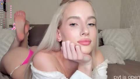 Snapshot of katebremar chatting on 12/17/25, 10:05 online show from 12/17/25, 10:05