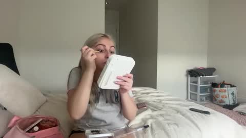 Snapshot of kateharperr chatting on 12/14/25, 08:02 kateharperr online show from 12/14/25, 08:02