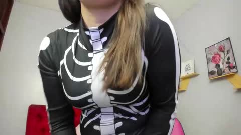 Paola online show from 10/30/25, 01:12