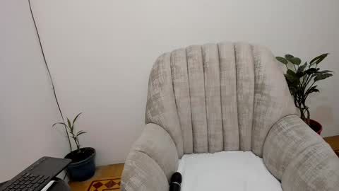 Snapshot of katia_12_ chatting on 12/27/24, 01:11 katia_12_ online show from 12/27/24, 01:11