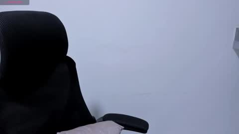 Snapshot of katia_sex25 chatting on 02/25/26, 05:22 Katia online show from 02/25/26, 05:22