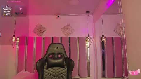 Snapshot of katia_ws chatting on 10/23/25, 12:04 KATIA online show from 10/23/25, 12:04