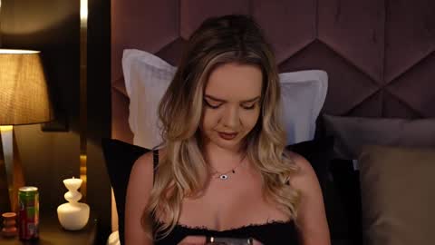 KatJolie online show from 12/12/24, 09:37