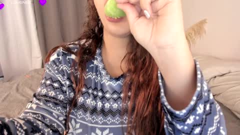 Snapshot of katybloom_ chatting on 12/22/24, 09:42 online show from 12/22/24, 09:42