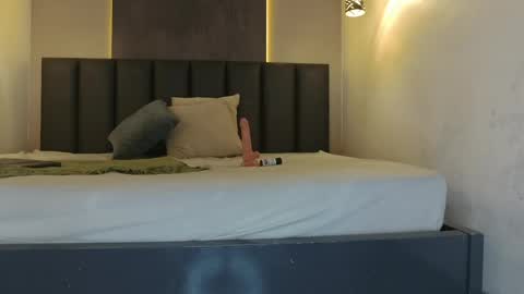 Snapshot of katyrataylor__ chatting on 04/12/26, 11:37 katyrataylor__ online show from 04/12/26, 11:37