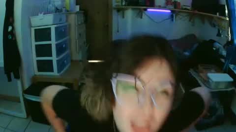 Snapshot of kawaiicvnt420 chatting on 11/18/25, 03:16 kawaiicvnt420 online show from 11/18/25, 03:16