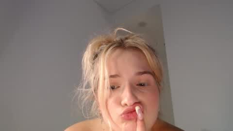 Snapshot of kaylaaaa111 chatting on 02/09/25, 10:31 khaleesi online show from 02/09/25, 10:31