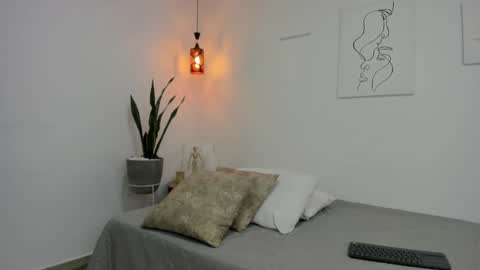 Snapshot of kaylajhonnes6 chatting on 11/18/25, 01:37 K A Y L A online show from 11/18/25, 01:37