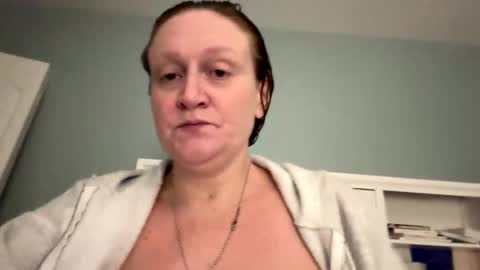 Snapshot of kellilyn10 chatting on 04/07/26, 02:12 kellilyn10 online show from 04/07/26, 02:12