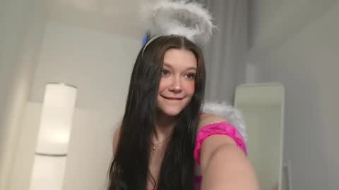 Snapshot of kelly_ember chatting on 02/14/25, 02:33 KELLY online show from 02/14/25, 02:33