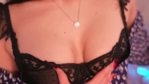 Snapshot of kelly_ember chatting on 03/09/25, 11:47 KELLY online show from 03/09/25, 11:47