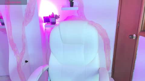 kellyMillian  online show from 01/24/25, 07:49