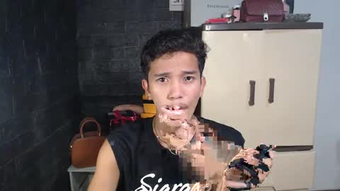 Snapshot of ken_bigcockxx chatting on 02/18/25, 10:38 Ken online show from 02/18/25, 10:38