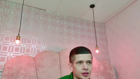 Snapshot of kendalltaylorr chatting on 11/25/25, 12:27 Kendall and Taylor online show from 11/25/25, 12:27