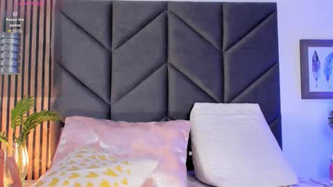 Snapshot of kendalross28 chatting on 11/19/25, 04:07 Kendall online show from 11/19/25, 04:07