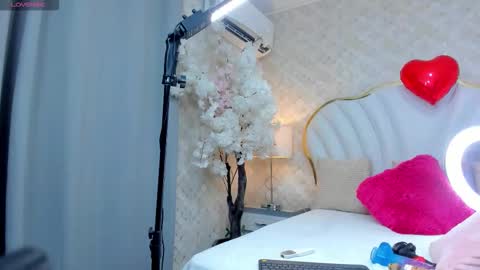 Kendal  online show from 02/18/26, 09:00