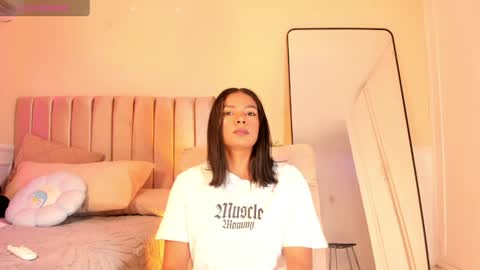 Snapshot of kendra_fit chatting on 07/17/26, 01:01 Lu online show from 07/17/26, 01:01