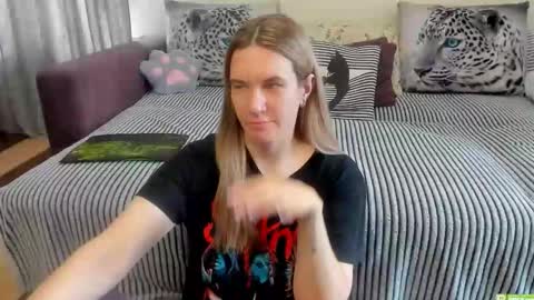 Snapshot of kendra_xx_ chatting on 05/18/26, 04:29 Kendra online show from 05/18/26, 04:29