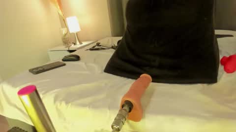 kendrachavez_ online show from 11/14/25, 12:53