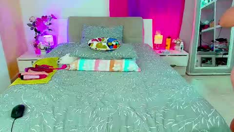 kendralove online show from 10/18/25, 02:47