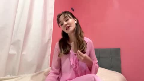 Snapshot of keniarhynard chatting on 12/17/25, 06:14 Elena online show from 12/17/25, 06:14