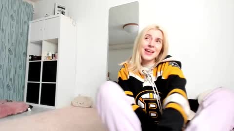 Snapshot of kenziedawton chatting on 12/06/24, 04:58 Kenzie online show from 12/06/24, 04:58