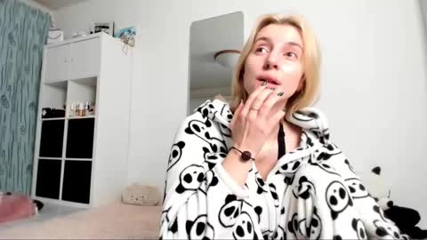 Snapshot of kenziedawton chatting on 01/18/25, 05:10 Kenzie online show from 01/18/25, 05:10