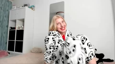 Snapshot of kenziedawton chatting on 01/24/25, 04:59 Kenzie online show from 01/24/25, 04:59