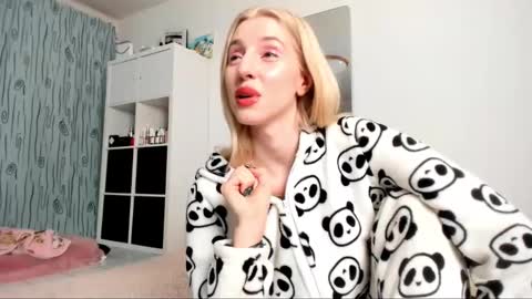 Snapshot of kenziedawton chatting on 01/27/25, 05:14 Kenzie online show from 01/27/25, 05:14