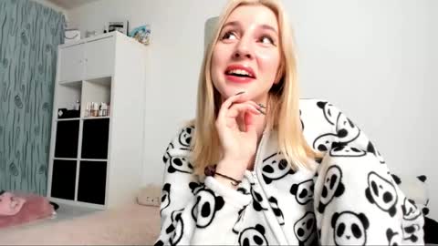 Snapshot of kenziedawton chatting on 02/03/25, 05:29 Kenzie online show from 02/03/25, 05:29