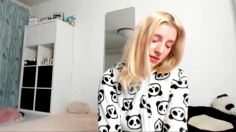 Snapshot of kenziedawton chatting on 02/19/25, 05:49 Kenzie online show from 02/19/25, 05:49