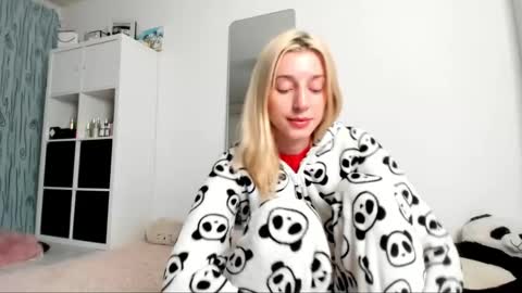 Snapshot of kenziedawton chatting on 02/22/25, 05:34 Kenzie online show from 02/22/25, 05:34