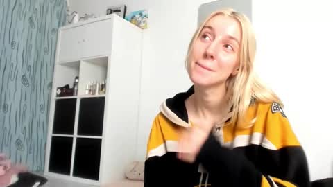 Snapshot of kenziedawton chatting on 09/14/25, 01:32 Kenzie online show from 09/14/25, 01:32