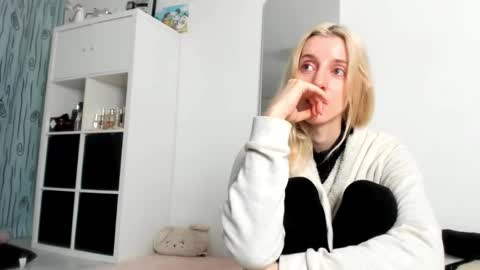 Snapshot of kenziedawton chatting on 09/21/25, 01:35 Kenzie online show from 09/21/25, 01:35