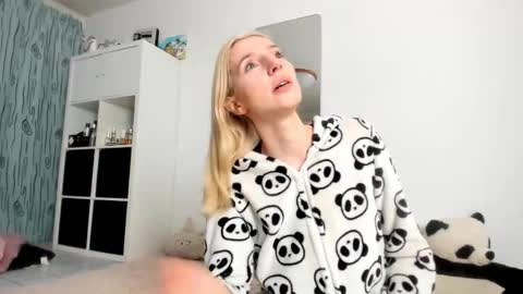 Snapshot of kenziedawton chatting on 10/08/25, 05:49 Kenzie online show from 10/08/25, 05:49