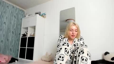 Snapshot of kenziedawton chatting on 10/09/25, 06:11 Kenzie online show from 10/09/25, 06:11