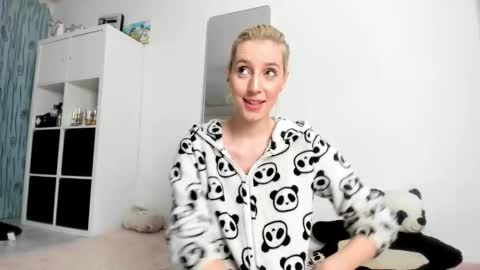 Snapshot of kenziedawton chatting on 10/18/25, 03:42 Kenzie online show from 10/18/25, 03:42