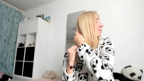 Snapshot of kenziedawton chatting on 10/25/25, 06:02 Kenzie online show from 10/25/25, 06:02