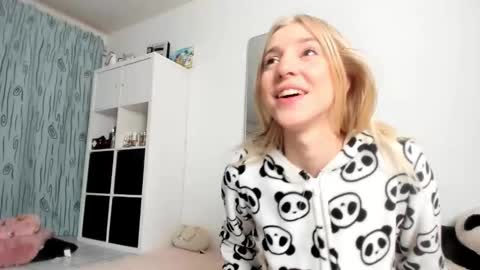 Snapshot of kenziedawton chatting on 10/27/25, 04:27 Kenzie online show from 10/27/25, 04:27