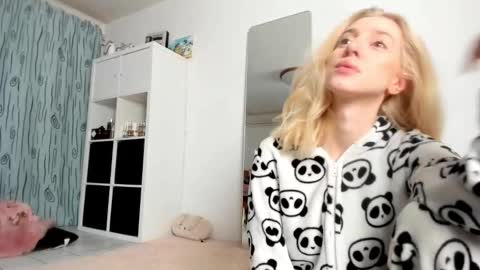 Snapshot of kenziedawton chatting on 11/02/25, 04:37 Kenzie online show from 11/02/25, 04:37