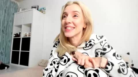 Snapshot of kenziedawton chatting on 11/06/25, 04:46 Kenzie online show from 11/06/25, 04:46