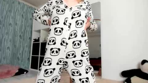 Snapshot of kenziedawton chatting on 11/21/25, 04:22 Kenzie online show from 11/21/25, 04:22