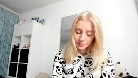 Snapshot of kenziedawton chatting on 11/22/25, 04:33 Kenzie online show from 11/22/25, 04:33