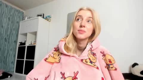 Snapshot of kenziedawton chatting on 11/23/25, 02:39 Kenzie online show from 11/23/25, 02:39