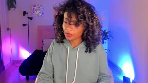 Snapshot of keyla_roberts_ chatting on 02/05/25, 10:19 Adhara. Help me reach 100 likes online show from 02/05/25, 10:19